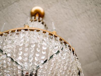 Tăng vẻ đẹp tinh tế cho phòng khách chung cư với đèn pha lê
